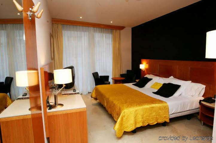 Hotel Calasanz Молінс-де-Рей Номер фото