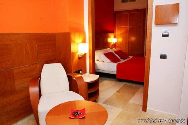 Hotel Calasanz Молінс-де-Рей Номер фото