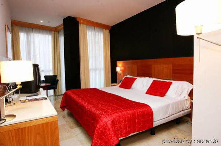 Hotel Calasanz Молінс-де-Рей Номер фото